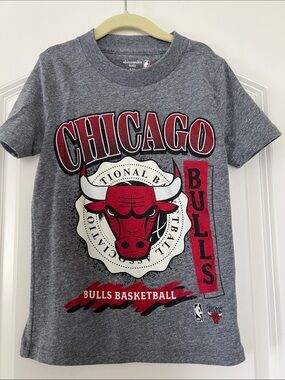 abercrombie kids | (5/6) Grey Chicago Bulls Graphic Tee with Red Accents
